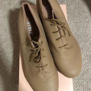 Tan Bloch adult tap shoes in excellent condition and lightly worn.